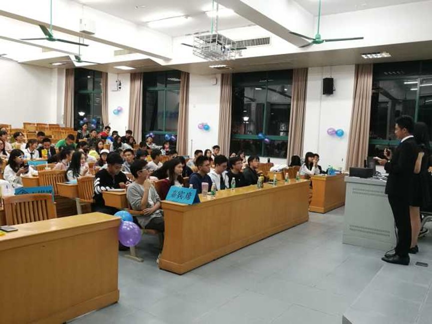 全员大会进行时，大家全神贯注
