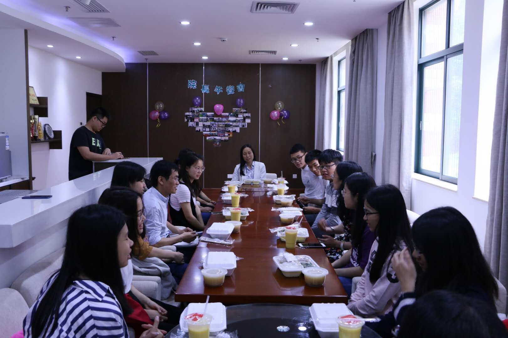 午餐会进行中，老师员工互动