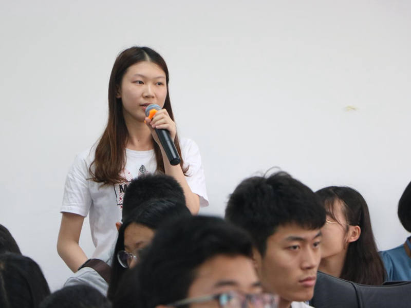 在场员工积极提问