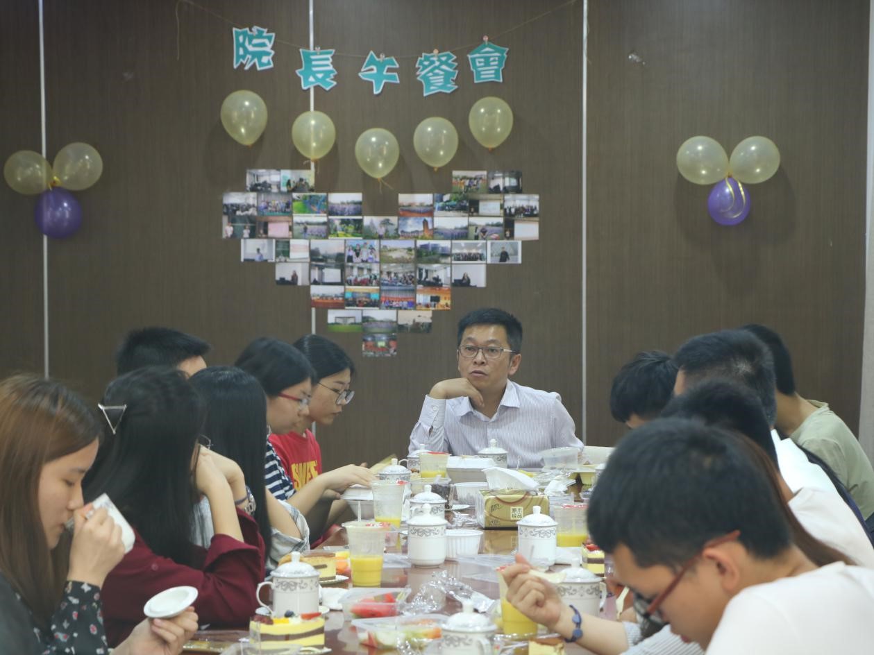 汤副经理认真倾听同学们的问题