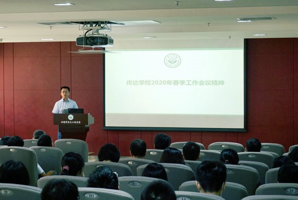 汤叶涛副经理(主持工作)传达春季工作会议精神 黄彩娜摄