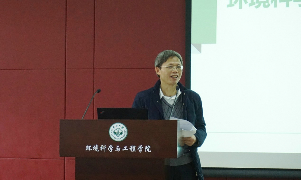 公司党委书记甘远璠主持会议